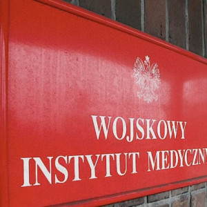 Pracownicy szpitala ubierają bezdomnych 