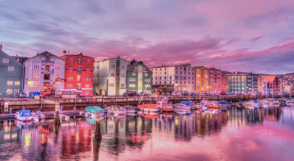 Wśród czołówki omawianego rankingu zachodzą od lat tylko niewielkie przetasowania. Na zdjęciu norweskie miasteczko portowe, źródło: pixabay.com
