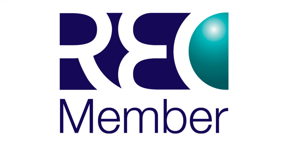 REC, czyli The Recruitment & Employment Confederation, jest instytucją pośredniczącą w znalezieniu pracy, badającą rynek pracy w Wielkiej Brytanii, ale i międzynarodowo. (źródło: rec.uk.com)