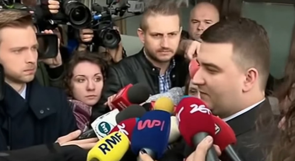 Bartłomiej Misiewicz w otoczeniu dziennikarzy w dniu, w którym PiS pożegnało młodego asystenta szefa MON, źródło: youtube.com