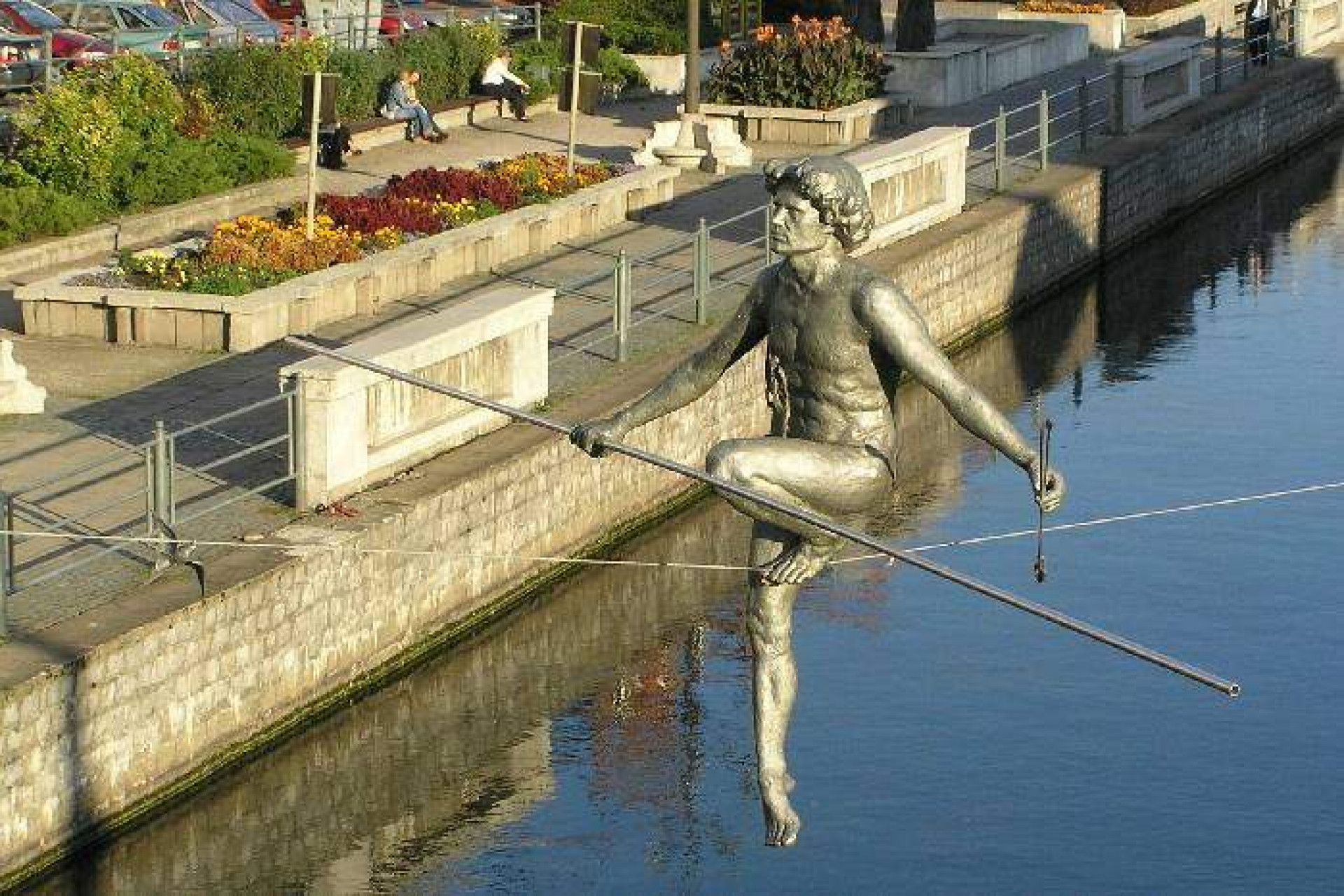 Pomnik Bydgoszczanina przechodzącego przez rzekę, Bydgoszcz, wikimedia.org/CC BY-SA 3.0