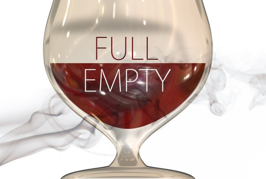 Powszechne powiedzenie mówi, że optymista widzi szklankę do połowy pełną, źródło: pixabay.om
