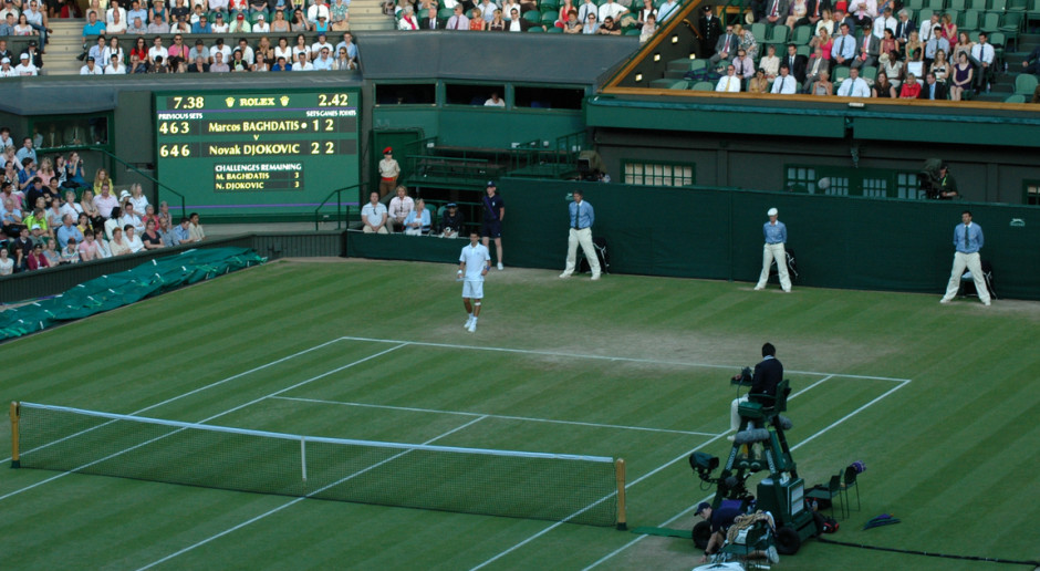 Kadr z meczu Wimbledonu, kiedy grali Novak Djokovic i Markos Pagdatis. Rozgrywka miała miejsce w 2007 r., źródło: wikimedia.org/CC
