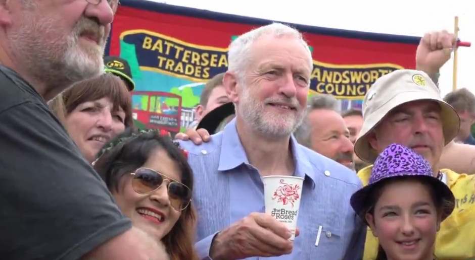 Jeremy Corbyn w czasie odwiedzin wśród uczestników brytyjskiego festiwalu muzycznego, źródło: twitter.com/jeremycorbyn
