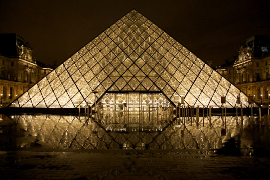 Jeden z symboli Paryża, stolicy Francji, kryształowa piramida przed muzeum pałacowym w Luwrze, źródło: pixabay.com 
