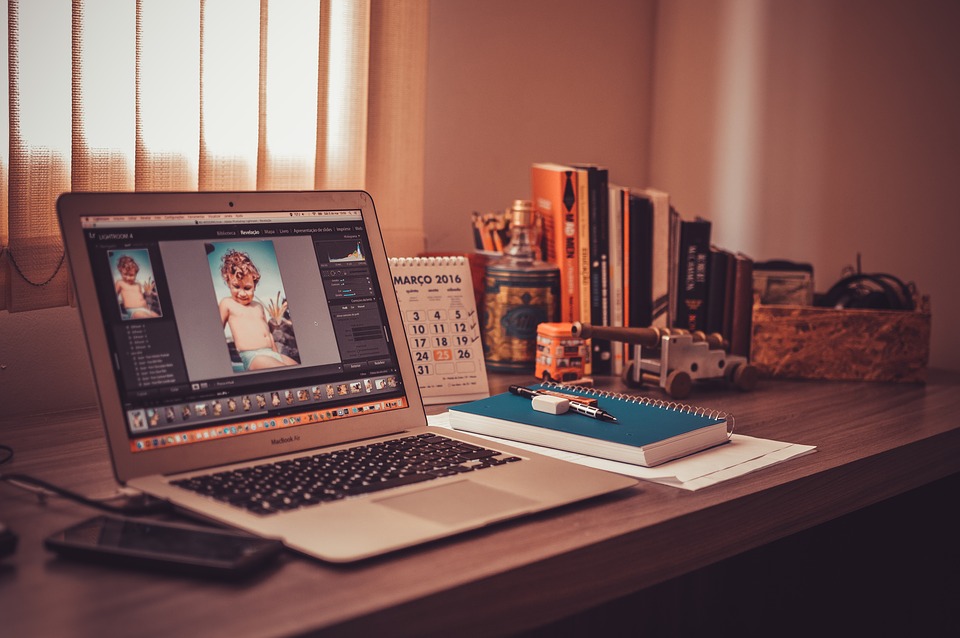 Co trzeci specjalista kończy swoje projekty w domu ze względu na brak możliwości skoncentrowania się w miejscu pracy. (Fot. Pixabay)