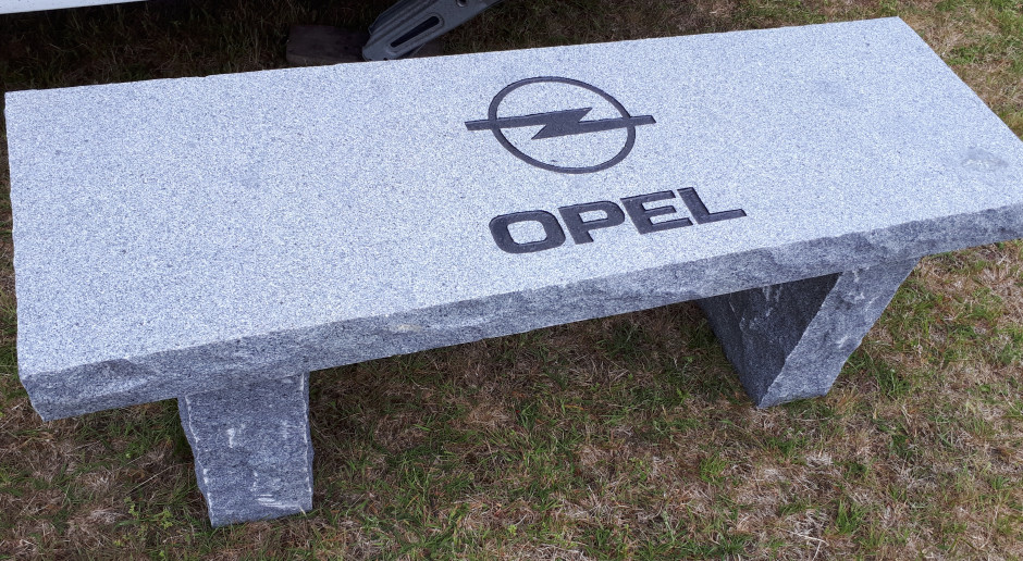 Opel wszedł w strukturę PSA na przełomie 2016 i 2017 r. Przejęcie było jednym z największych gospodarczych ruchów w motoryzacji ostatnich lat. Na zdjęciu logo Opla na promocyjnej ławce w Norwegii, źródło: Ros Dingen/flickr.com/domena publiczna