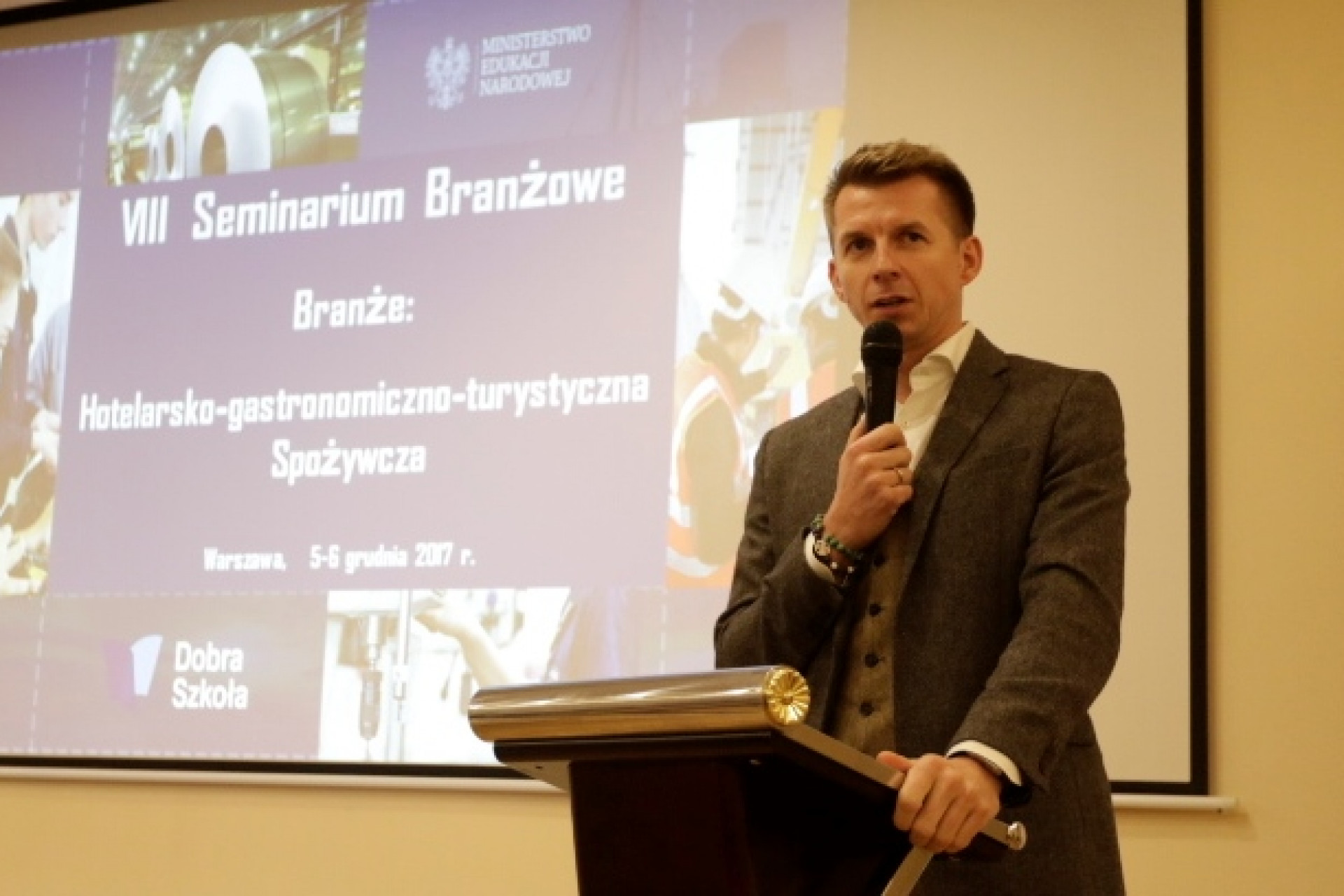 Kraol Okrasa wspominając własne doświadczenia życiowe i zawodowe podkreślił jak ważna jest w tym rola pracodawców, którzy muszą być wzorem dla młodych ludzi i dawać im szanse własnego rozwoju i zdobycia doświadczenia. (fot. MEN)