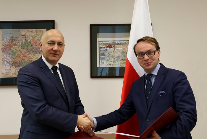 Minister Joachim Brudziński wręcza Krzysztofowi Kozłowskiemu akt powołania na stanowisko wiceministra MSWiA (fot.mswia.gov.pl)