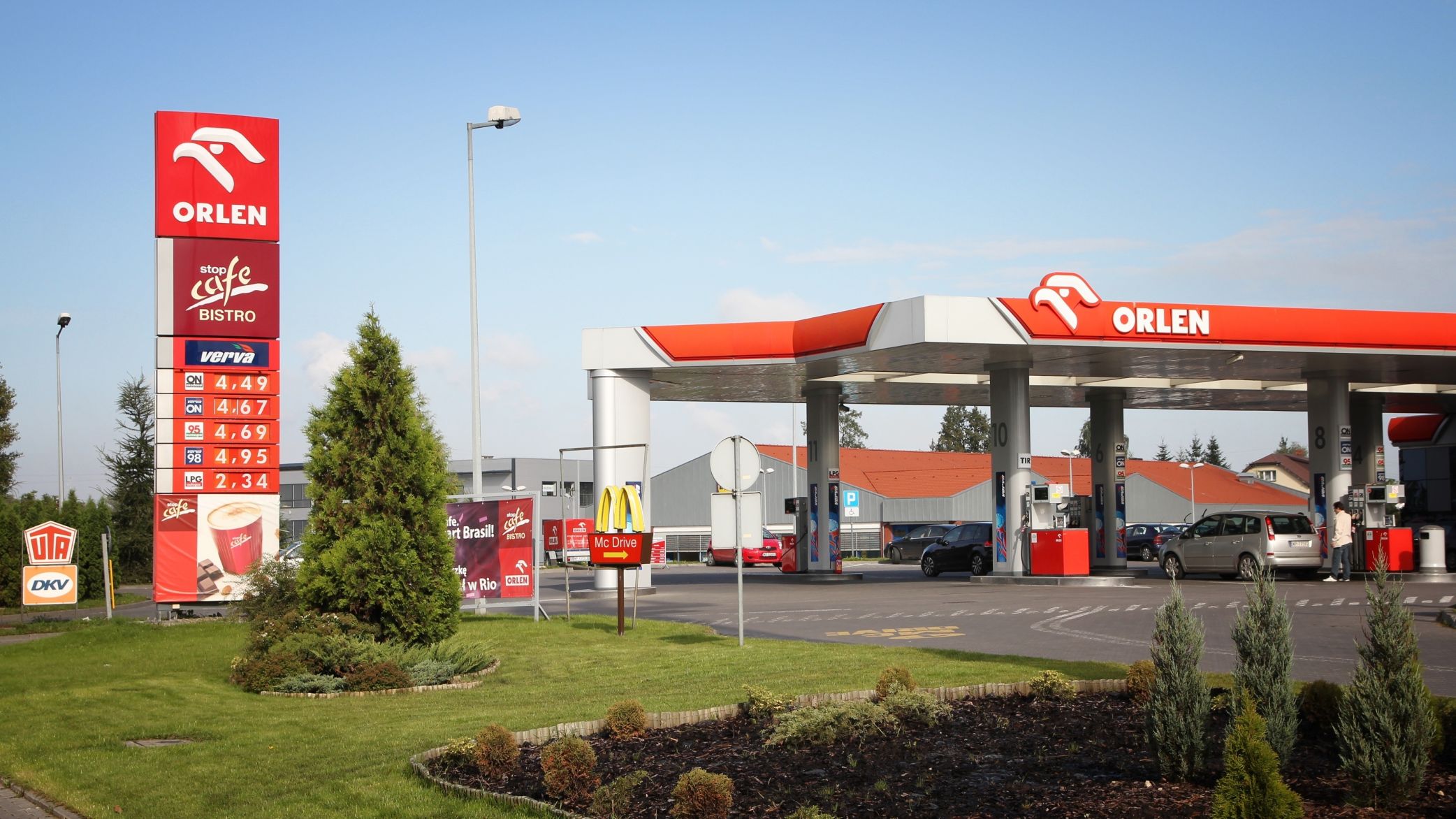 Kierownicy stacji oczekują m.in. podniesienia wynagrodzenia za niedzielę o 200-300 proc. stawki godzinowej oraz zdjęcia z barków pracowników kilku uciążliwych obowiązków - obsługi sprzedaży systemu opłat drogowych viaToll i obowiązku monitorowania cen u konkurencji. (fot.shutterstock)