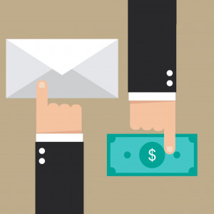 Polacy pracujący za granicą wysyłają coraz mniej pieniędzy do Polski