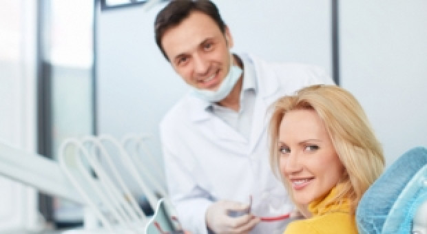 Zawód lekarza dentysty na szczytach amerykańskich rankingów (fot.fotolia) Lekarz dentysta - wymarzony zawód za oceanem