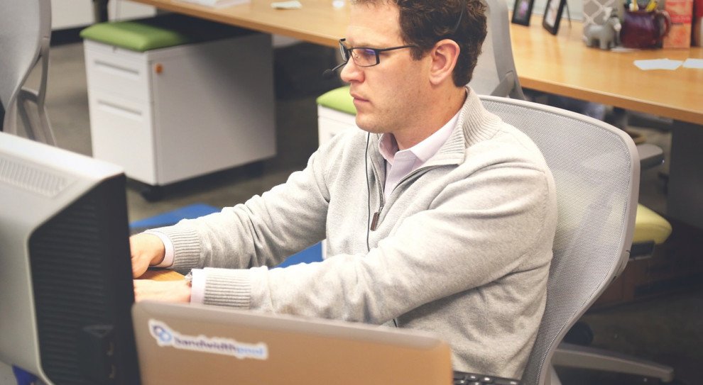 Dzisiejsze coworkingi to miejsca, które nie ograniczają się już tylko do wynajmu biurek na godziny. Obecnie są to miejsca pomysłowo aranżowane, kolorowe, zaprojektowane w sposób, który buduje klimat kreatywności (Fot. pixabay) Coworking to nie tylko wynajem biurek na godziny