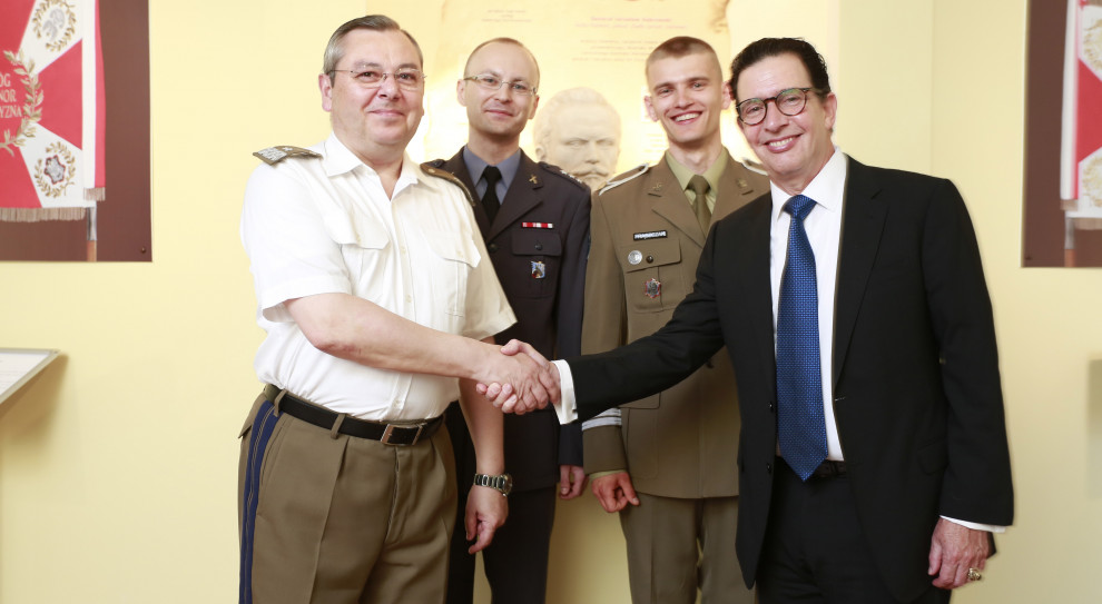 Od prawej: Thomas Vecchiolla – prezes Raytheon International oraz od lewej - rektor-komendant gen. bryg. prof. dr hab. inż. Zygmunt Mierczyk – Wojskowa Akademia Techniczna (Fot. mat. pras.) Raytheon wspiera innowacyjną edukację. Przekazuje 100 tys. dol. polskim uczelniom technicznym