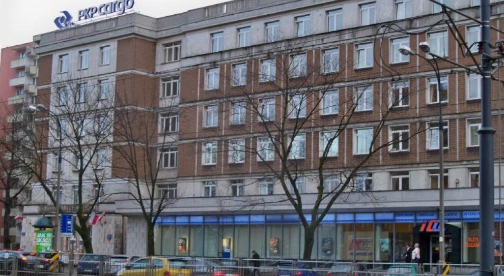 Związkowcy wzywają też aby pracownicy nie wyrażali zgody na zmianę harmonogramu pracy, wyłączali po pracy swoje telefony służbowe oraz nie używali prywatnych do celów służbowych oraz aby nie logowali się do służbowej poczty elektronicznej po zakończeniu pracy (Fot. Panek/ Wikimedia) Związkowcy z PKP Cargo okupują siedzibę firmy. Zapowiadają pikietę