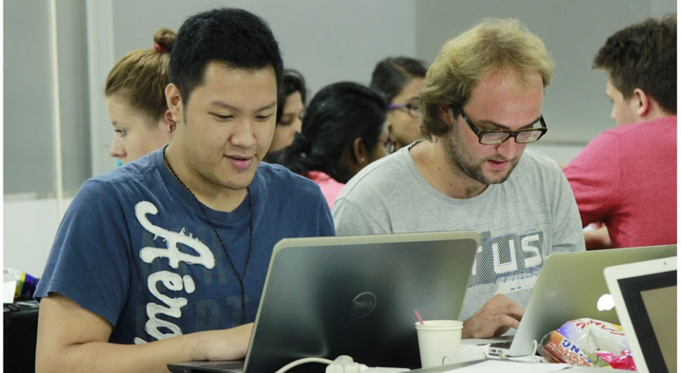 Hackathon to wydarzenie, w którym biorą udział zespoły programistów komputerowych, grafików oraz menadżerów, wspólnie tworząc aplikacje w odpowiedzi na zadane tematy (Fot. Mat. pras.) Drużyna pod przewodnictwem Polaka wygrała Hackathon na Filipinach