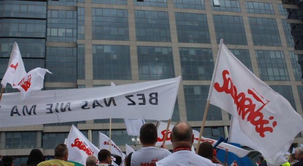 Około tysiąca pracowników spółki Tauron Dystrybucja pikietowało w piątek przed siedzibą Tauron Polska Energia w Katowicach (fot. PTWP) Pracownicy Tauron Dystrybucja walczą o podwyżki
