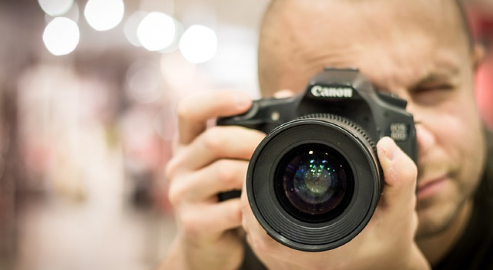 Zdjęcie pracownika nie może naruszać jego dóbr osobistych – być ośmieszające czy poniżające. /Fot. Pixabay Czy pracodawca ma prawo do publikacji naszych zdjęć?