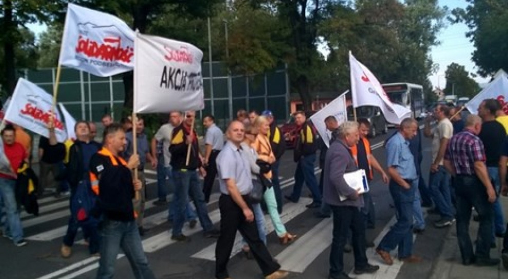 - Zarząd chce doprowadzić do tego, by obecni pracownicy założyli firmy i świadczyli tę samą pracę jako firny zewnętrzne - mówi Andrzej Biegun, przewodniczący MKZ NSZZ Solidarność grupy Żywiec, Fot. solidarnosc.org.pl Protest w browarze Żywiec. Pracownicy bronią 70 miejsc pracy