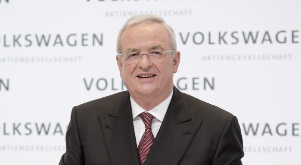 - Jako szef zarządu biorę na siebie odpowiedzialność za ujawnione nieprawidłowości w silnikach diesla - napisał Winterkorn w oświadczeniu, Fot. Volkswagen Sweden/ Wikimedia Martin Winterkorn rezygnuje z funkcji prezesa Volkswagena