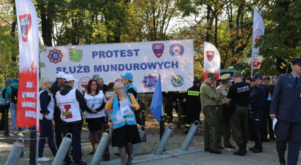 Przyczynami protestu są m.in. zamrożenie płac funkcjonariuszy i pracowników od 2010 r., brak gwarancji "satysfakcjonujących" podwyżek płac dla funkcjonariuszy i pracowników od stycznia 2016 r. oraz brak nowej ustawy modernizacyjnej dla służb mundurowych, Fot. nszzp.pl Demonstracja ponad tysiąca mundurowych przed Sejmem. Domagają się podwyżek