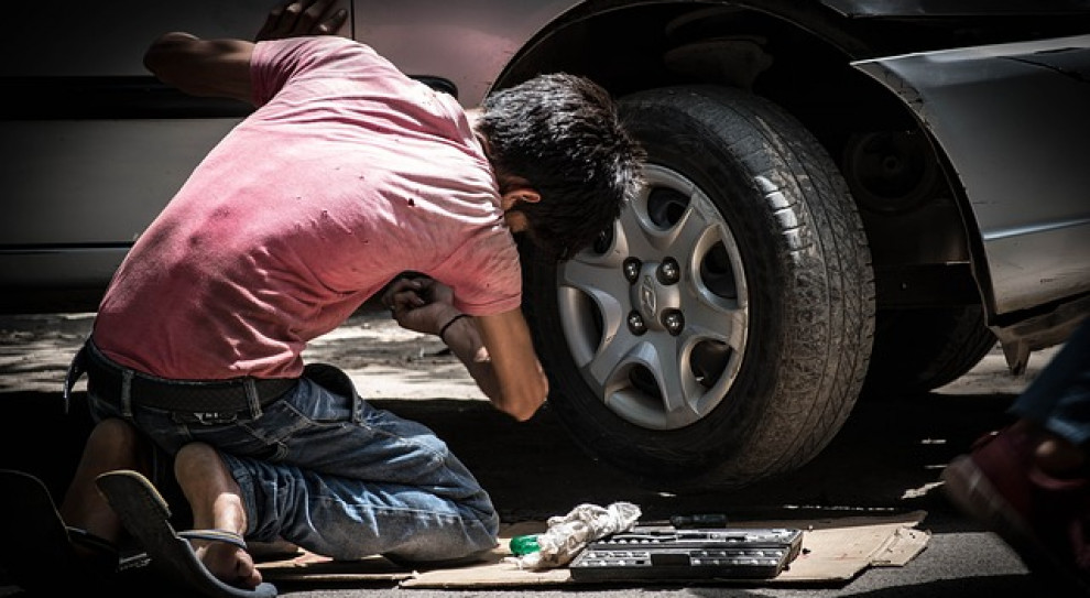 W ostatnim roku zawód mechanika samochodowego zdobyło 10,4 tys. absolwentów, a w ciągu ostatnich pięciu lat – 55 tysięcy. /Fot. Pixabay Mechanik samochodowy najpopularniejszym profilem w zawodówkach