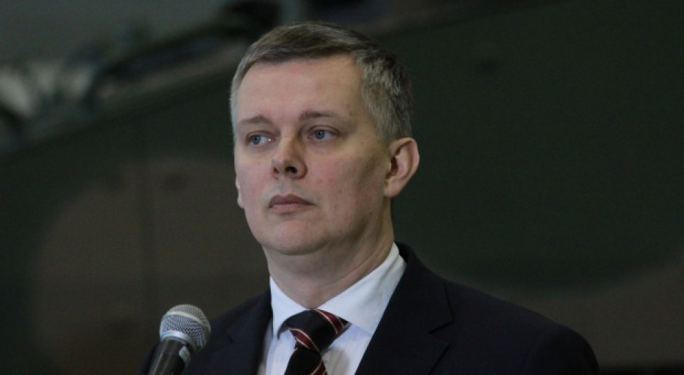 - Przejęcie wojskowego lotniska przez miasto będzie stwarzało nie tylko nowe perspektywy rozwoju dla Piły, ale związane będzie z powstawaniem nowych miejsc pracy - uważa szef MON Tomasz Siemoniak. /Fot. PTWP Michał Oleksy Wojskowe centrum logistyczne w Pile oznacza nowe miejsca pracy