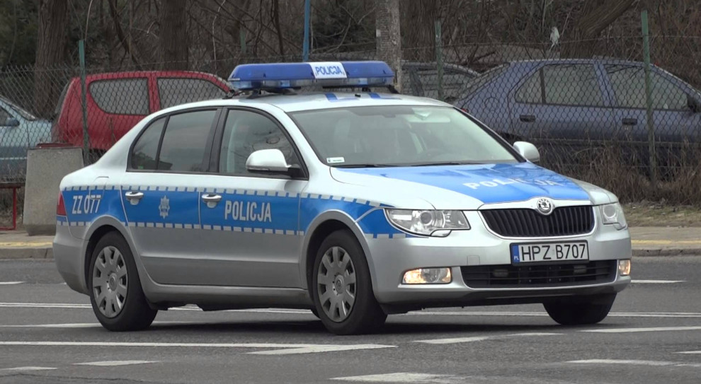 Według ustaleń Artur O. wyjął pieniądze ze znalezionej torebki, a samą torebkę zwrócił pokrzywdzonej kobiecie. /Fot. Youtube Policjant został zwolniony po przywłaszczeniu sobie znalezionych pieniędzy