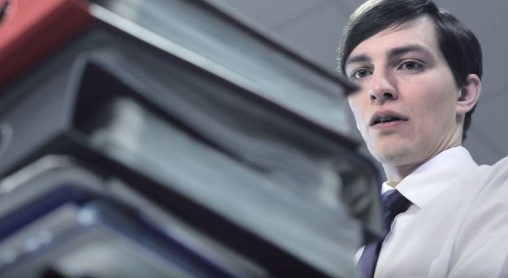Najlepiej jest w organizacjach zatrudniających powyżej 100 pracowników, gdzie na zapłatę może liczyć niemal 51,5 proc. osób (w małych firmach ten współczynnik wynosi 15 pkt. procentowych mniej). Fot. Youtube Ponad połowa firm nie płaci pensji stażystom