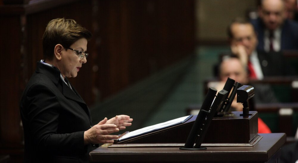 Premier Beata Szydło wygłasza swoje exposé w Sejmie. / (fot. Twitter) Exposé premier Beaty Szydło: Praca, wynagrodzenia, emerytury