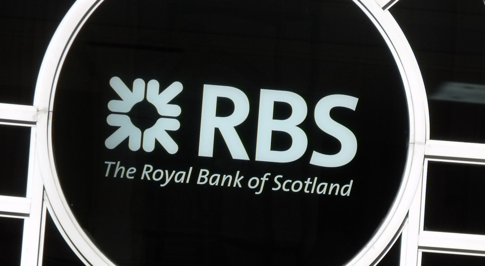 Bank ogłosił, że kończy z premiami motywacyjnymi dla pracowników obsługi klienta. Zamiast tego podniesie im wynagrodzenie średnio o 5 proc. Fot. PROElliott Brown/Flickr RBS likwiduje premie motywacyjne dla pracowników. Będą za to podwyżki