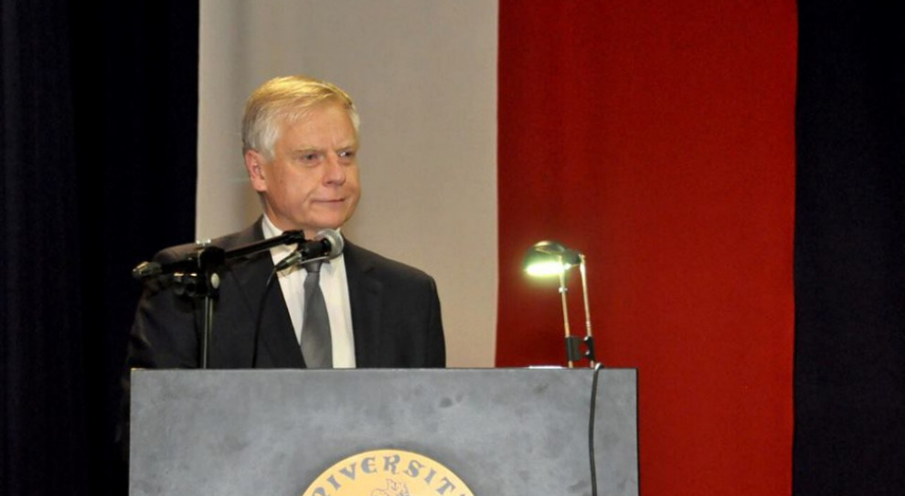 - W tej chwili wszędzie, poczynając od szeregowych nauczycieli akademickich, po administrację, produkuje się dużą ilość dokumentów i papierów - mówi Aleksander Bobko. /Facebook Plany MNiSW: odbiurokratyzowanie uczelni i współpraca nauki z przemysłem