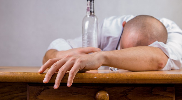 Artyści, literaci, twórcy i dziennikarze najczęściej nadużywają alkoholu. Najczęściej mają też myśli samobójcze. /fot. pixabay Przedstawiciele tych zawodów palą, piją i mają myśli samobójcze