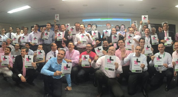 Schneider Electric zainicjował wewnętrzną kampanię #HeForShe w czerwcu 2015 r. /Fot. mat. pras. Pracownicy Schneider Electric biorą udział w kampanii na rzecz równości płci