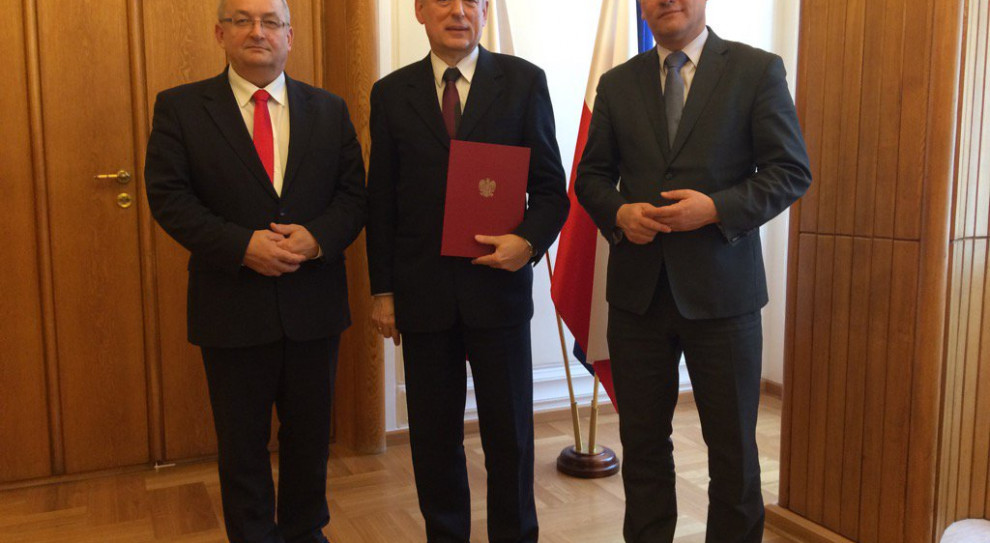 Jacek Bojarowicz (w środku) ponownie na czele GDDKiA. Na zdjęciu po lewej Andrzej Adamczyk szef resortu infrastruktury i budownictwa, a po prawej - Jerzy Szmit, wiceminister MIB. /fot. Twitter Jacek Bojarowicz dyrektorem GDDKiA
