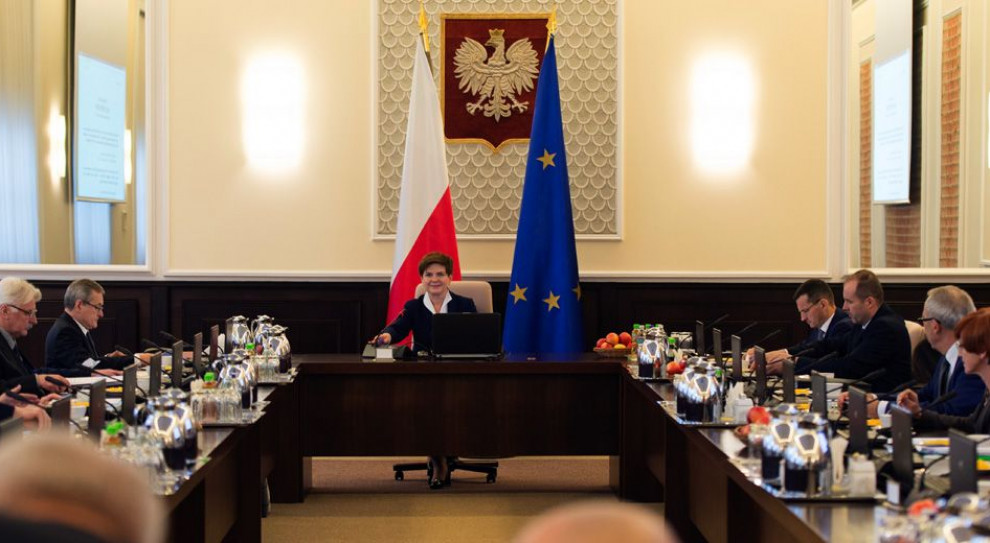 Projekt wprowadzi elektroniczny dokument zwany europejską legitymacją zawodową (fot.twitter.com) Projekt ustawy o uznawaniu kwalifikacji zawodowych przyjęty. Co zakłada?