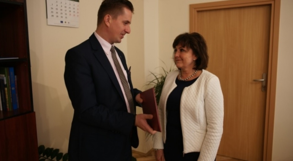 Podsekretarz stanu Rafał Romanowski wręcza Janinie Pszczółkowskiej akt powierzenia obowiązków p.o. prezesa KRUS (fot.minrol.gov.pl) Janina Pszczółkowska p.o. prezesa Kasy Rolniczego Ubezpieczenia Społecznego