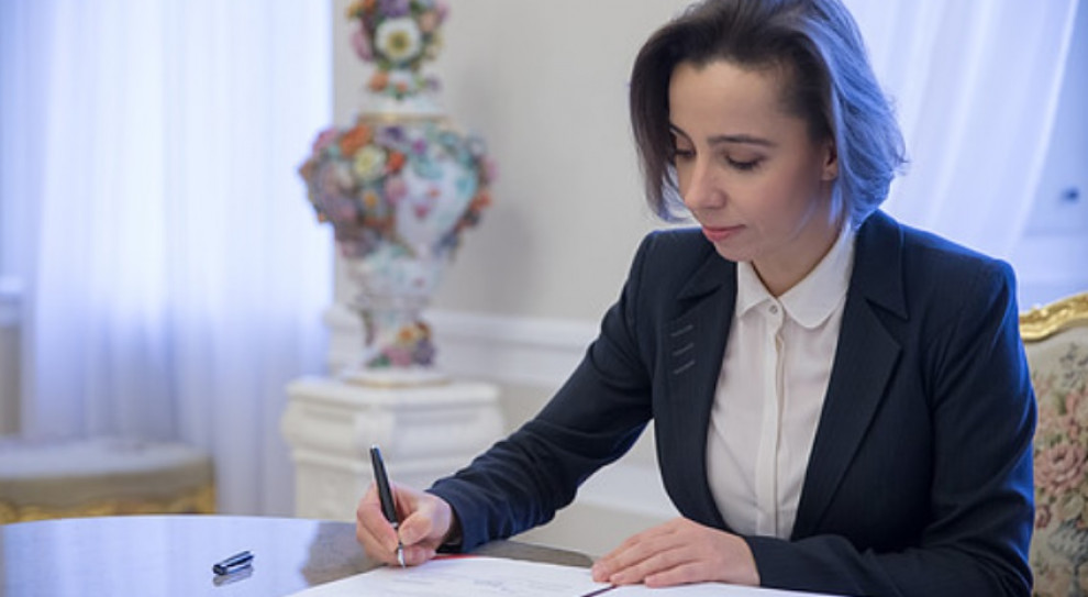 - Nie trzeba wydłużać wieku emerytalnego, by zatrzymać pracowników dłużej na rynku - mówi Surówka-Pasek (Anna Surówka-Pasek, fot.prezydent.pl/Andrzej Hrechorowicz) Surówka-Pasek: Nie trzeba wydłużać wieku emerytalnego
