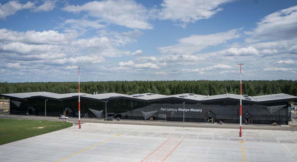 - Poprawić musimy czas odpraw biletowych i bagażowych - mówi Kądziołka (Lotnisko w Szymanach, fot.szymanyairport.pl) Lotnisko w Szymanach, szkolenia: Pracownicy ćwiczą odprawy pasażerów