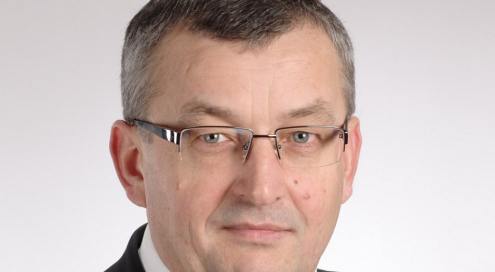 - Jest to zachowanie nieodpowiedzialne, gdy prezes i członek zarządu ds. finansowych PKP PLK SA opuszczają swoje stanowiska w momencie, gdy do końca roku należy rozliczyć 13,5 mld zł przeznaczonych na realizację inwestycji kolejowych - mówi Adamczyk (Andrzej Adamczyk, fot.andrzejadamczyk.pl) Adamczyk: Rezygnacja prezesów PKP Cargo i PKP PLK to zachowanie nieodpowiedzialne
