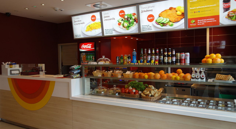 Bar Wars na stacji Warszawa Centralna, fot. Travelarz/wikimedia commons Prezes Warsu podał się do dymisji, a szef PKP Utrzymanie został odwołany