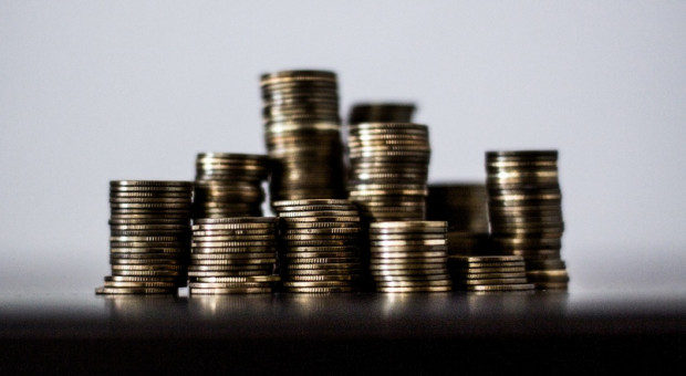 Deficyt budżetowy w 2016 ma pozostać niemal niezmieniony tylko dzięki większym dochodom budżetowym. /Fot. Pexels Konfederacja Lewiatan: Czekają nas wyższe podatki