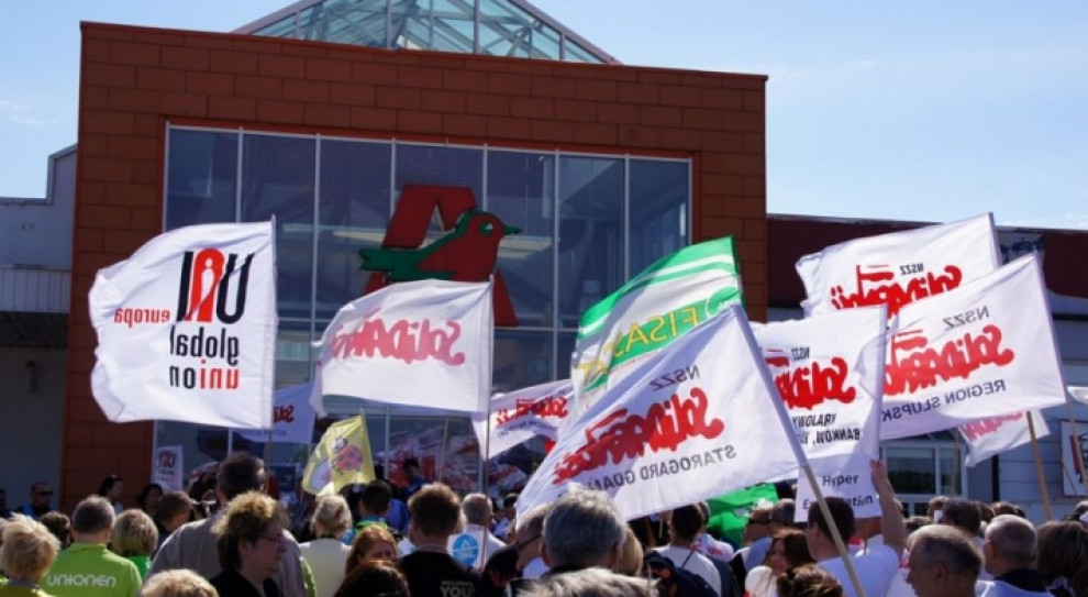 Pracownicy Real Polska, którzy zostali przejęci przez firmę Auchan Polska chcą zwrócić uwagę na pogorszenie warunków pracy i płacy, oraz nadmierne obciążenie pracą. Fot. solidarnosc.org.pl Protesty w Warszawie. Pracownicy Auchan i Biedronki wychodzą na ulice