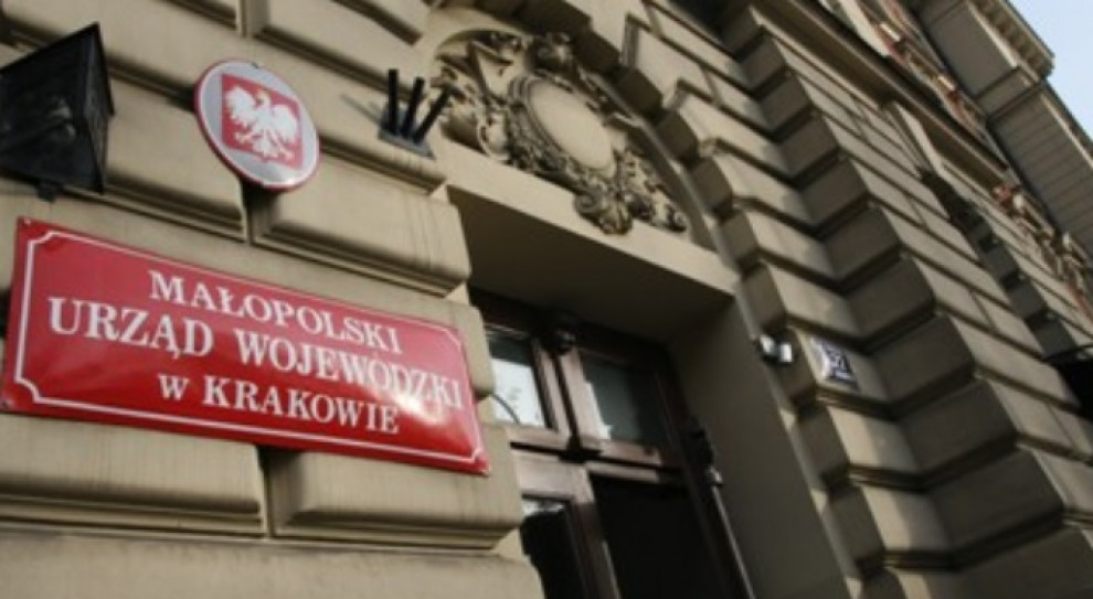 fot.malopolska.uw.gov.pl PiS: Wyższe stanowiska w państwowych urzędach powinny być obsadzane w drodze powołania