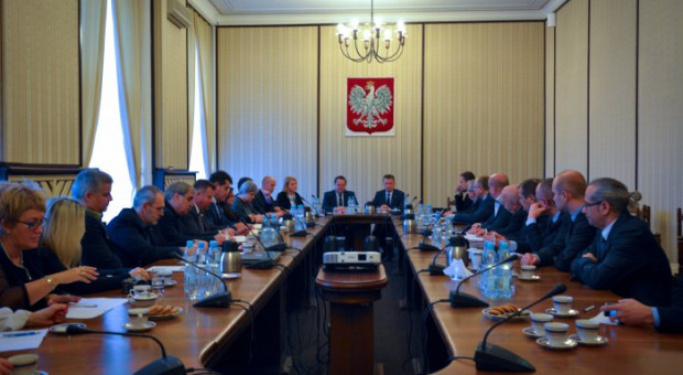 Mariusz Błaszczak oraz wiceminister Jarosław Zieliński wysłuchali postulatów związków zawodowych pracowników resortu. /Fot. msw.gov.pl Pierwsze spotkanie władz MSWiA ze związkami. W nowym roku będą podwyżki