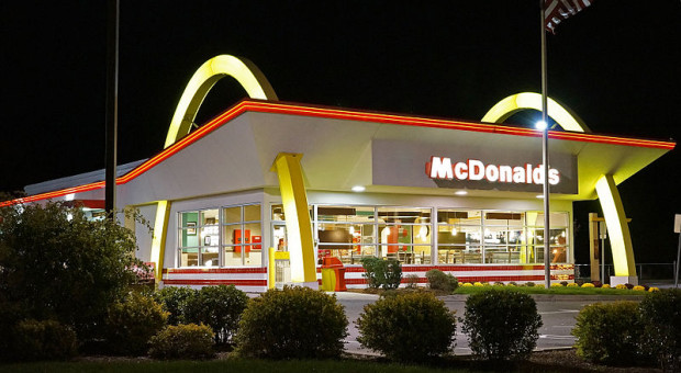 Seksafera w McDonald's zatacza coraz szersze kręgi. Pracownicy składają pozew