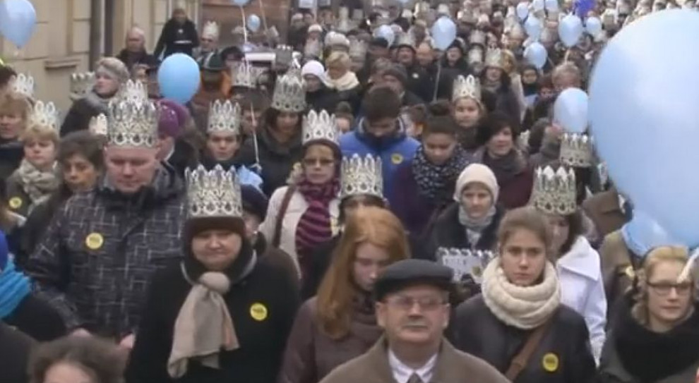 Tak wyglądał Orszak Trzech Króli w miejscowości Sierpc w 2014 r. (fot.youtube) Polacy świętują Trzech Króli. W orszaku zamiast w pracy