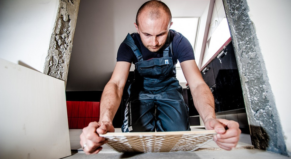 Zatrudnieni w szarej strefie najczęściej znajdowali zatrudnienie przy pracach ogrodniczo-rolnych, a także usługach budowlanych i instalacyjnych, remontach (fot. pixabay) GUS: spada zatrudnienie "na czarno"