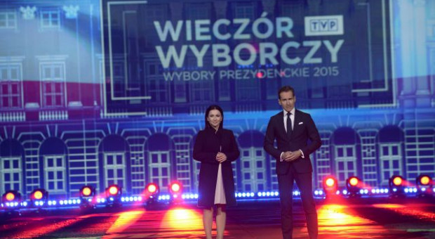 Tak Beata Tadla i Piotr Kraśko witali widzów z plenerowego studia zbudowanego specjalnie na okazję wyborów prezydenckich, które wygrał Andrzej Duda. TVP: Tadla zwolniona. Do "Wiadomości" wraca Holecka. Kto za kogo na Woronicza?