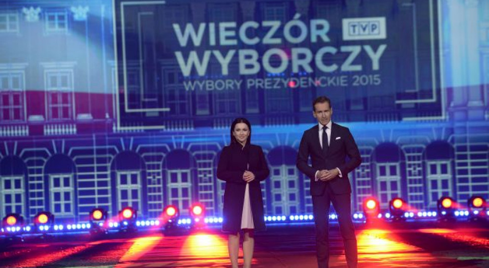 Tak Beata Tadla i Piotr Kraśko witali widzów z plenerowego studia zbudowanego specjalnie na okazję wyborów prezydenckich, które wygrał Andrzej Duda. TVP: Tadla zwolniona. Do "Wiadomości" wraca Holecka. Kto za kogo na Woronicza?